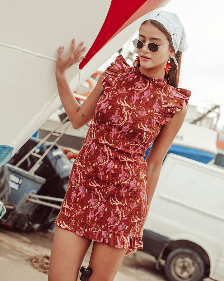 Mini vestido de algodón estampado Burgundy con textura panal y vuelos, vestido corto sostenible para mujer Chile.
