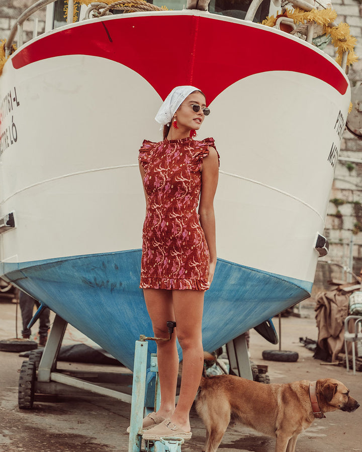 Mini vestido de algodón estampado Burgundy con textura panal y vuelos, vestido corto sostenible para mujer Chile.