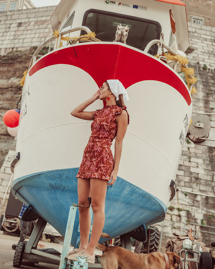 Mini vestido de algodón estampado Burgundy con textura panal y vuelos, vestido corto sostenible para mujer Chile.