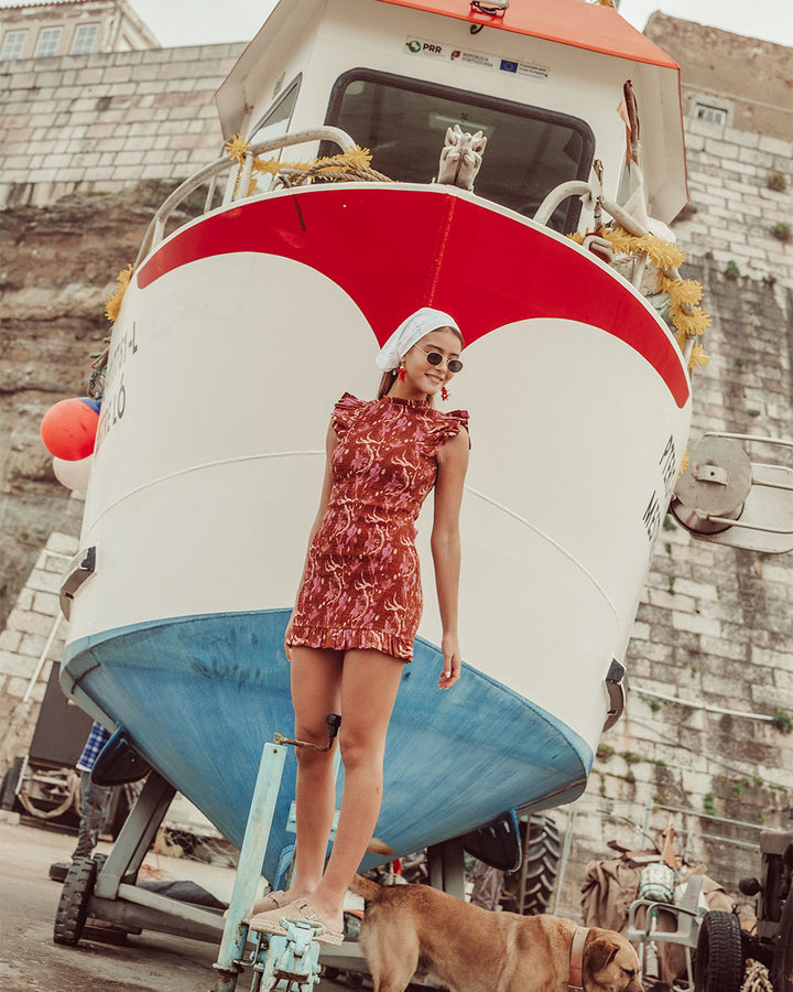 Mini vestido de algodón estampado Burgundy con textura panal y vuelos, vestido corto sostenible para mujer Chile.