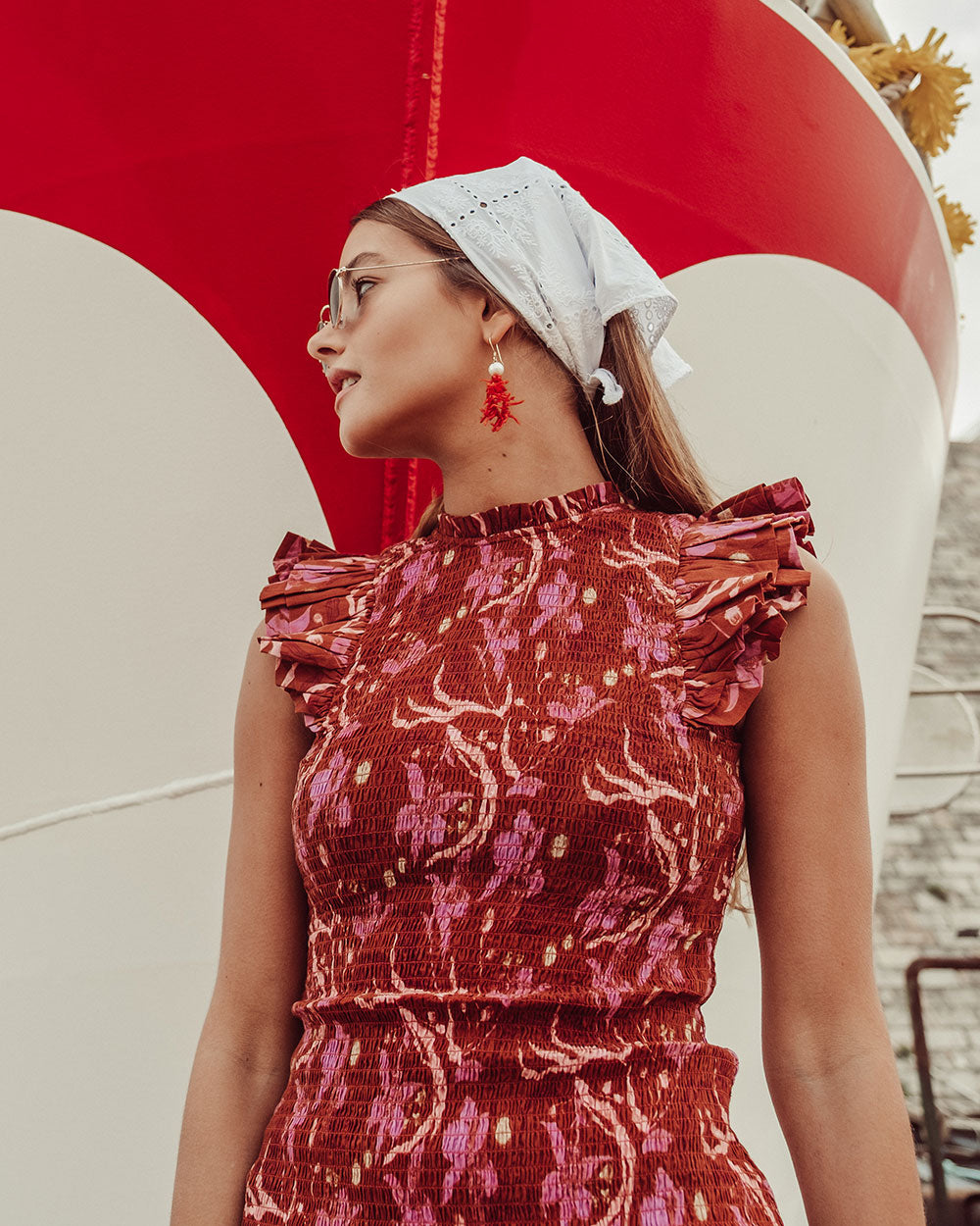 Mini vestido de algodón estampado Burgundy con textura panal y vuelos, vestido corto sostenible para mujer Chile.