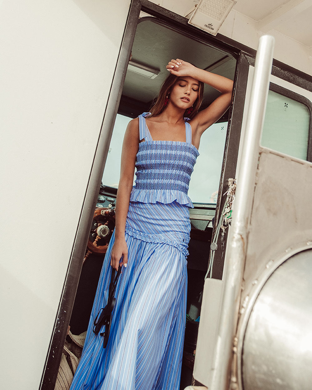 Falda Tropea midi de algodón celeste con líneas blancas y rojas, suelta, con vuelo y apertura en pierna, falda sostenible Chile.