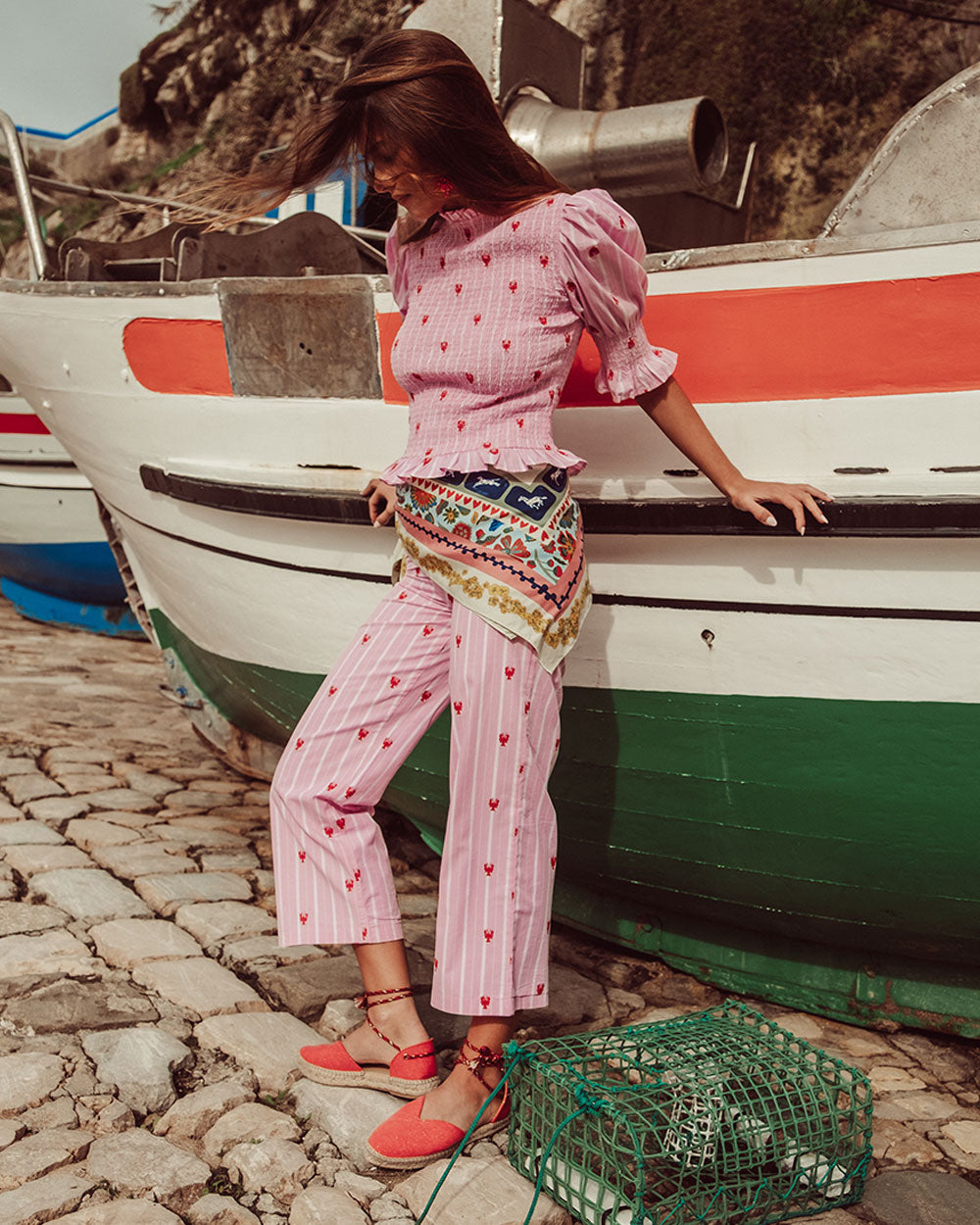 Pantalón Mare suelto de cotton lino rosa con líneas blancas, bordado de langosta, prenda sostenible para mujer Chile.