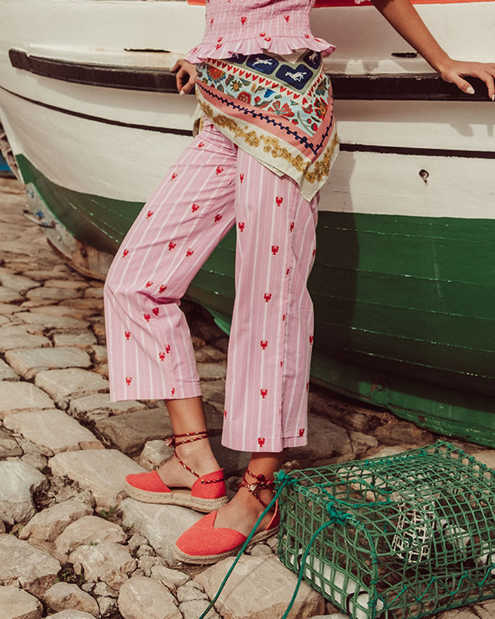 Pantalón Mare suelto de cotton lino rosa con líneas blancas, bordado de langosta, prenda sostenible para mujer Chile.