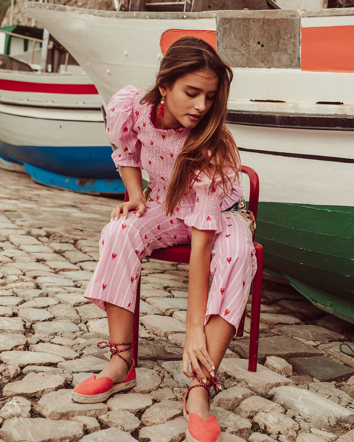 Pantalón Mare suelto de cotton lino rosa con líneas blancas, bordado de langosta, prenda sostenible para mujer Chile.