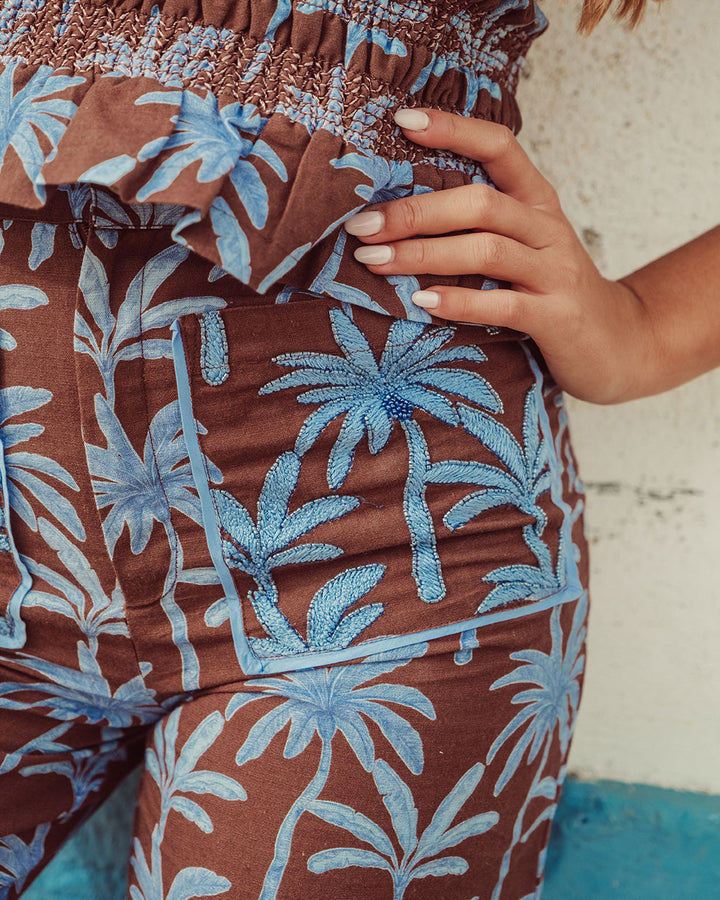 Pantalón Bosa suelto de algodón y lino con print café, pantalón ligero sostenible para mujer Chile.