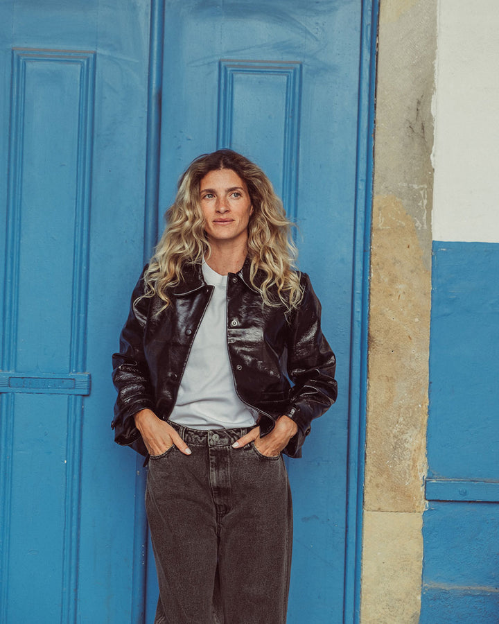 Chaqueta de cuero natural charol negro para mujer de corte recto con cuello redondo y bolsillos con solapa de la colección Her Story moda sostenible urco.
