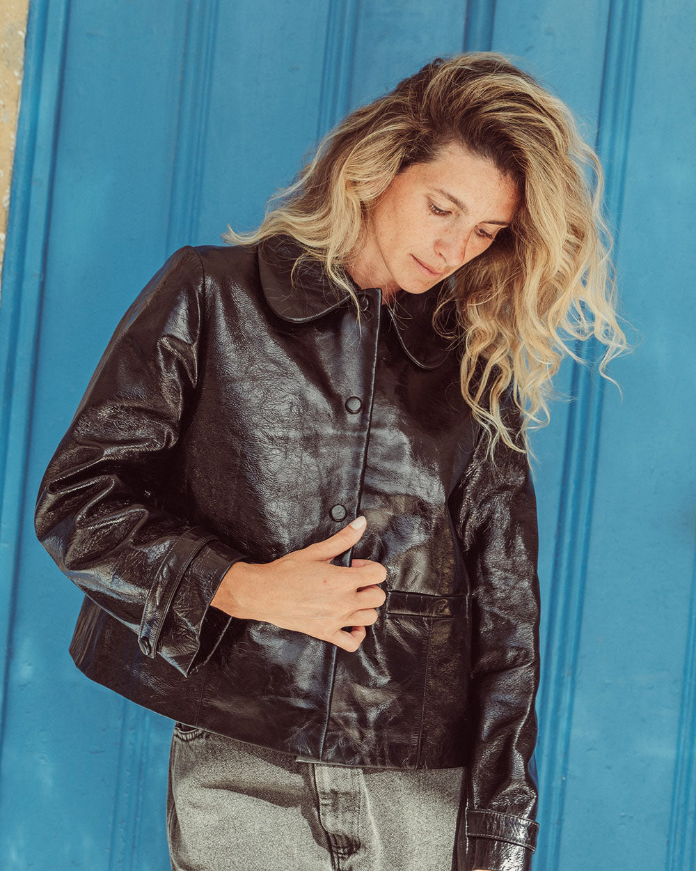 Chaqueta de cuero natural charol negro para mujer de corte recto con cuello redondo y bolsillos con solapa de la colección Her Story moda sostenible urco.