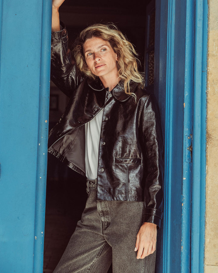 Chaqueta de cuero natural charol negro para mujer de corte recto con cuello redondo y bolsillos con solapa de la colección Her Story moda sostenible urco.
