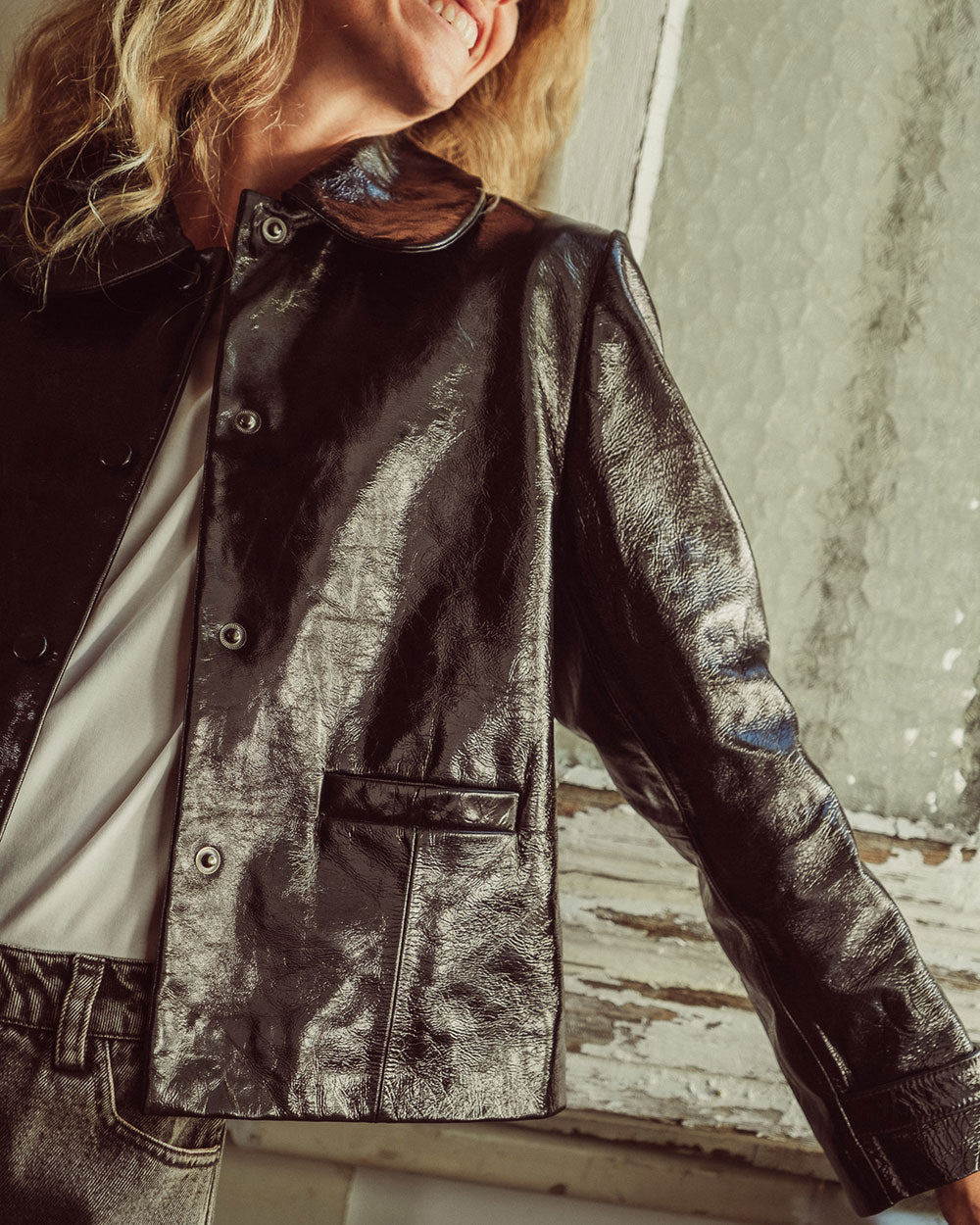 Chaqueta de cuero natural charol negro para mujer de corte recto con cuello redondo y bolsillos con solapa de la colección Her Story moda sostenible urco.