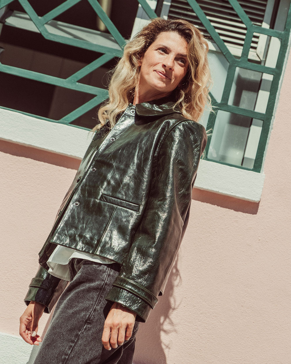 Chaqueta de cuero natural charol para mujer de corte recto con cuello de puntas redondeadas y bolsillos con tapita de la colección Her Story moda sostenible urco.