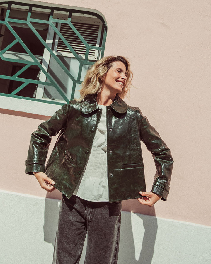 Chaqueta de cuero natural charol para mujer de corte recto con cuello de puntas redondeadas y bolsillos con tapita de la colección Her Story moda sostenible urco.