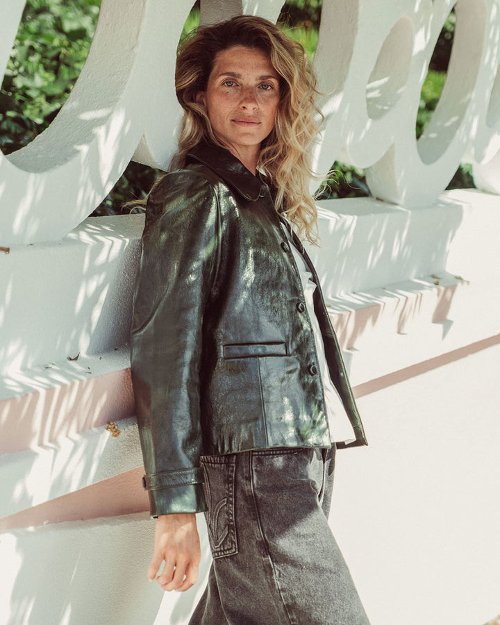 Chaqueta de cuero natural charol para mujer de corte recto con cuello de puntas redondeadas y bolsillos con tapita de la colección Her Story moda sostenible urco.