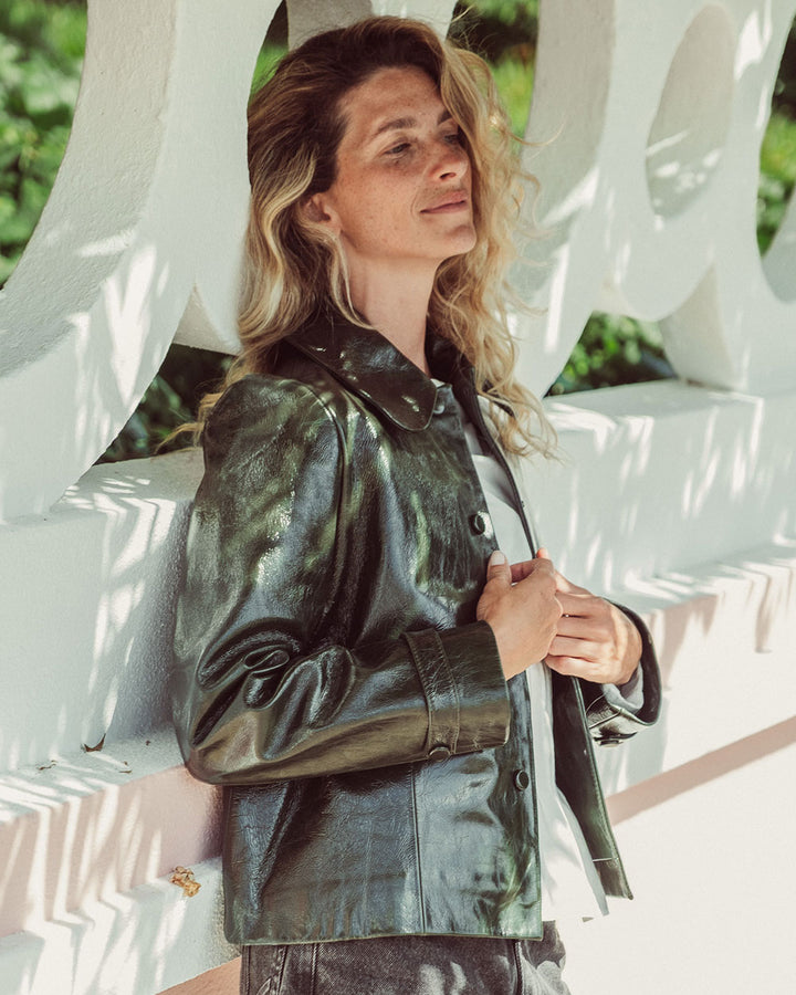 Chaqueta de cuero natural charol para mujer de corte recto con cuello de puntas redondeadas y bolsillos con tapita de la colección Her Story moda sostenible urco.