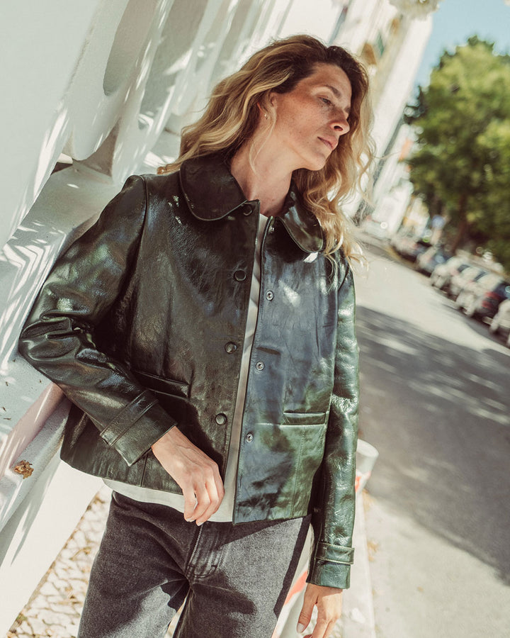 Chaqueta de cuero natural charol para mujer de corte recto con cuello de puntas redondeadas y bolsillos con tapita de la colección Her Story moda sostenible urco.