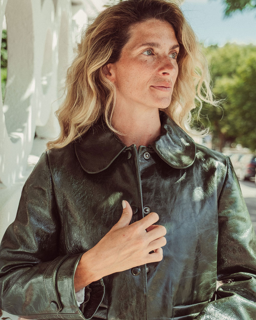 Chaqueta de cuero natural charol para mujer de corte recto con cuello de puntas redondeadas y bolsillos con tapita de la colección Her Story moda sostenible urco.