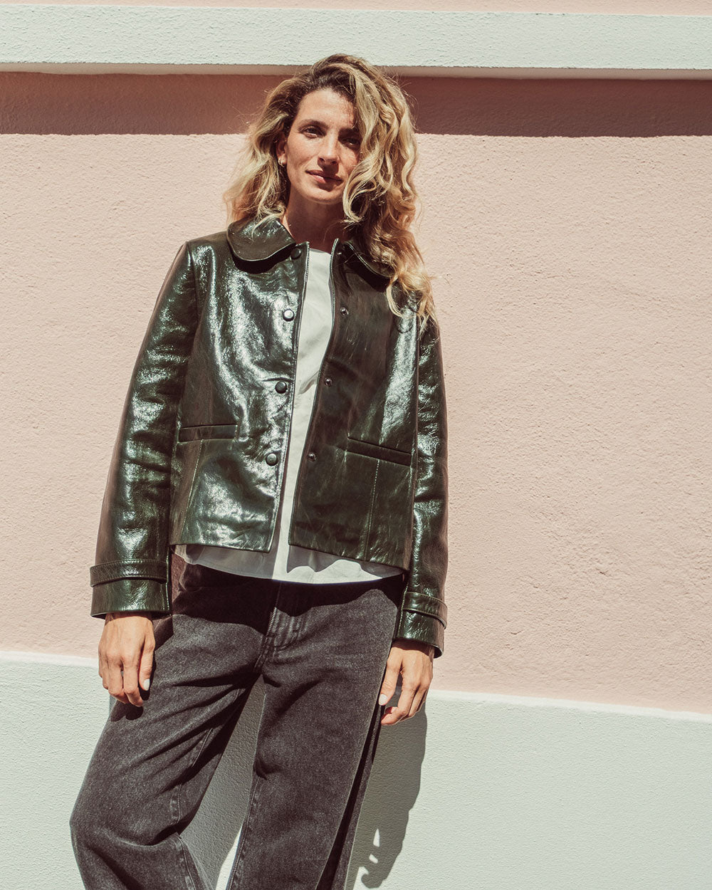 Chaqueta de cuero natural charol para mujer de corte recto con cuello de puntas redondeadas y bolsillos con tapita de la colección Her Story moda sostenible urco.