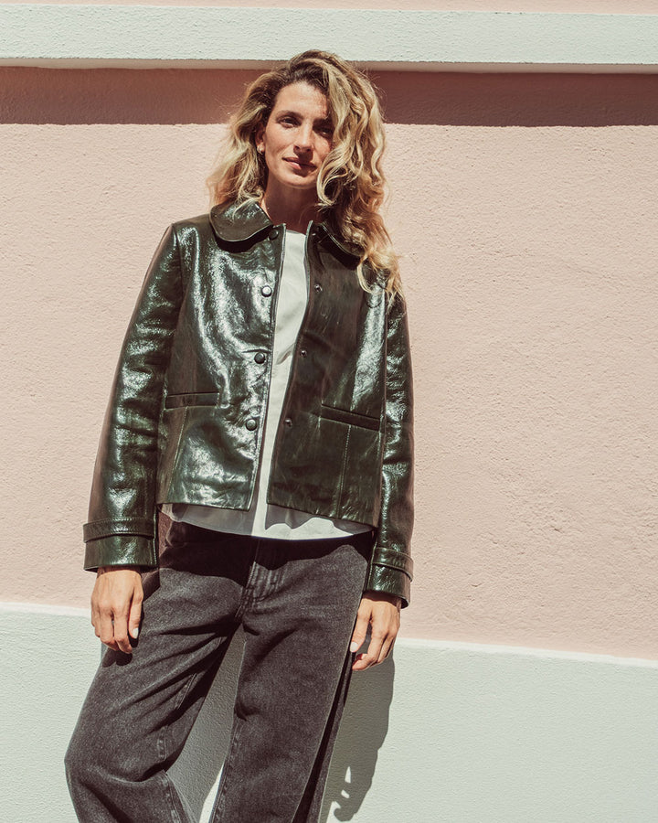 Chaqueta de cuero natural charol para mujer de corte recto con cuello de puntas redondeadas y bolsillos con tapita de la colección Her Story moda sostenible urco.
