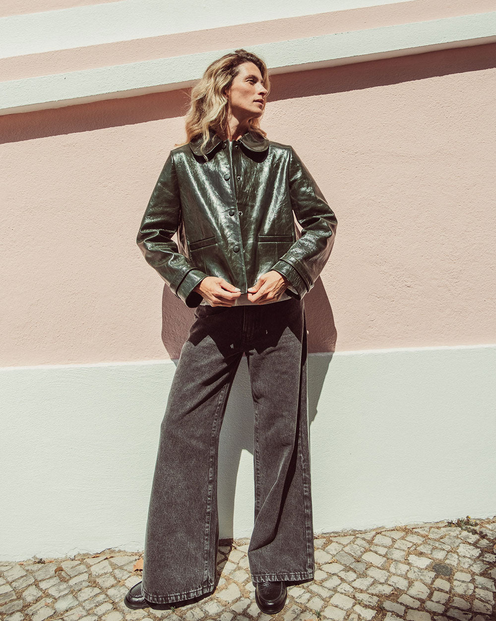 Chaqueta de cuero natural charol para mujer de corte recto con cuello de puntas redondeadas y bolsillos con tapita de la colección Her Story moda sostenible urco.