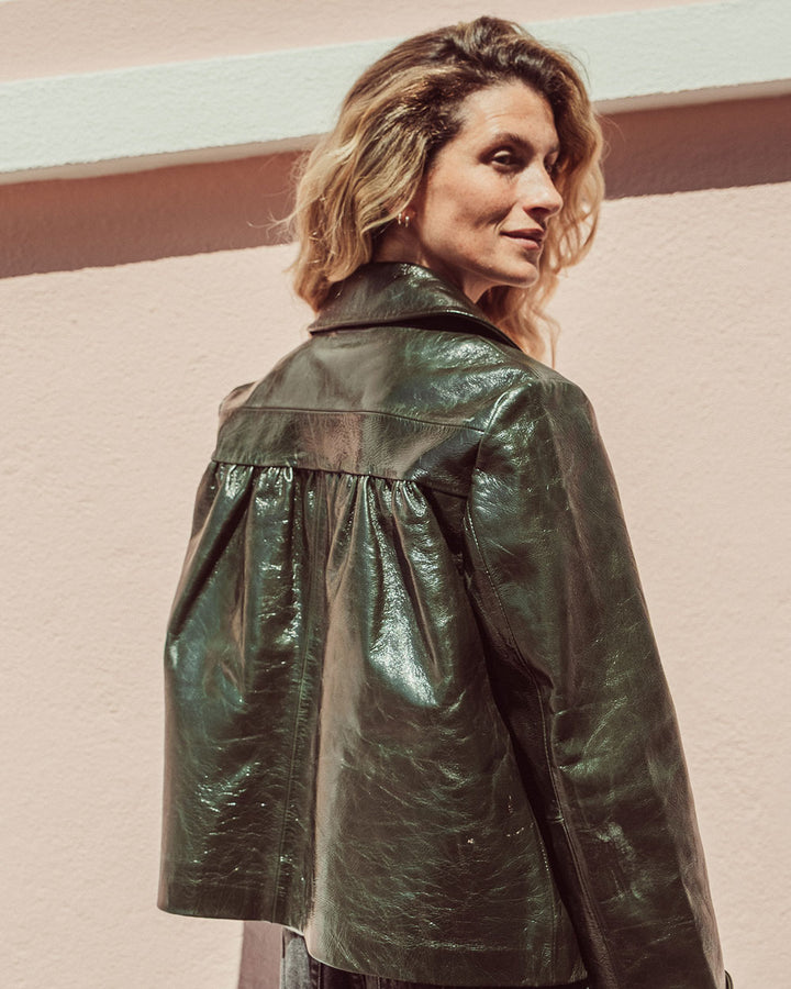 Chaqueta de cuero natural charol para mujer de corte recto con cuello de puntas redondeadas y bolsillos con tapita de la colección Her Story moda sostenible urco.