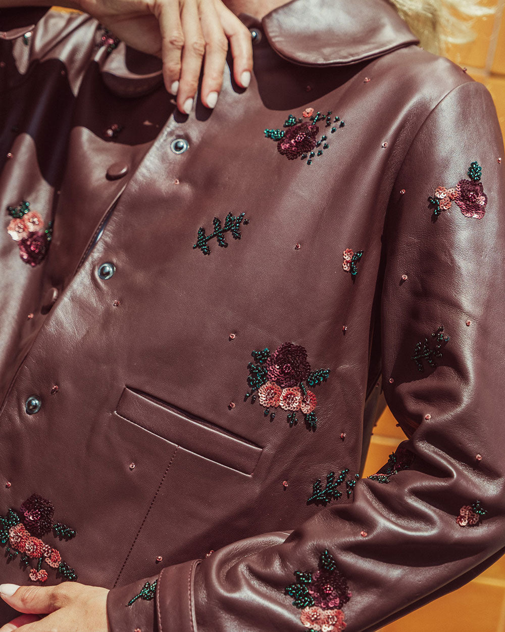 Chaqueta de cuero natural burdeo para mujer de corte recto con cuello redondo y bordados florales hechos a mano de la colección Her Story moda sostenible urco.