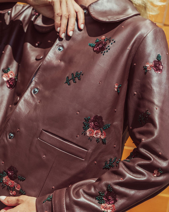 Chaqueta de cuero natural burdeo para mujer de corte recto con cuello redondo y bordados florales hechos a mano de la colección Her Story moda sostenible urco.