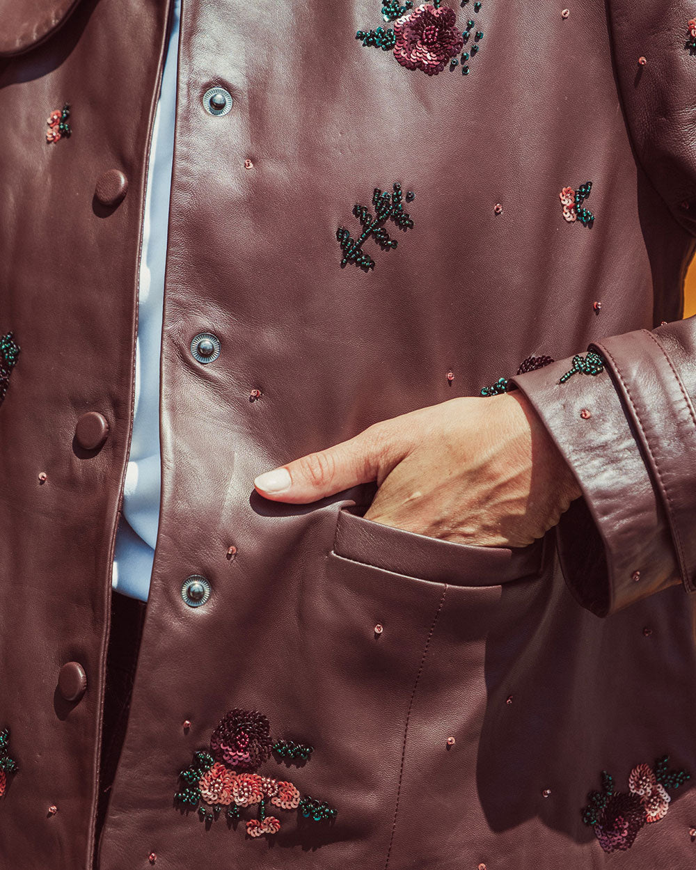 Chaqueta de cuero natural burdeo para mujer de corte recto con cuello redondo y bordados florales hechos a mano de la colección Her Story moda sostenible urco.