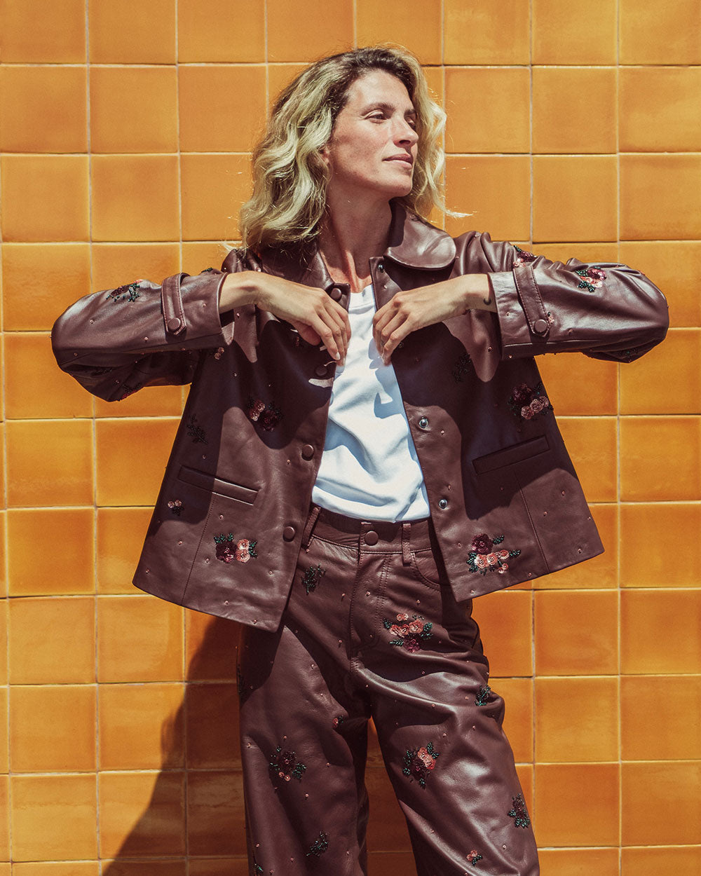 Chaqueta de cuero natural burdeo para mujer de corte recto con cuello redondo y bordados florales hechos a mano de la colección Her Story moda sostenible urco.