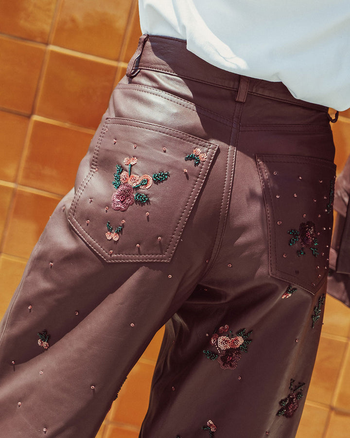 Pantalón sastrero de cuero natural burdeo para mujer con corte recto y bordados florales hechos a mano de la colección Her Story moda sostenible urco.