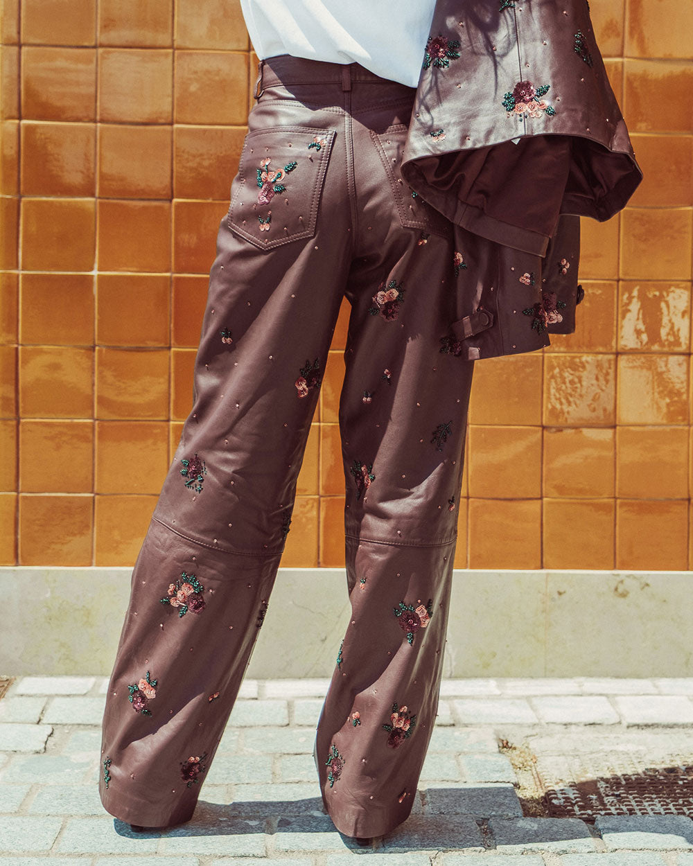 Pantalón sastrero de cuero natural burdeo para mujer con corte recto y bordados florales hechos a mano de la colección Her Story moda sostenible urco.
