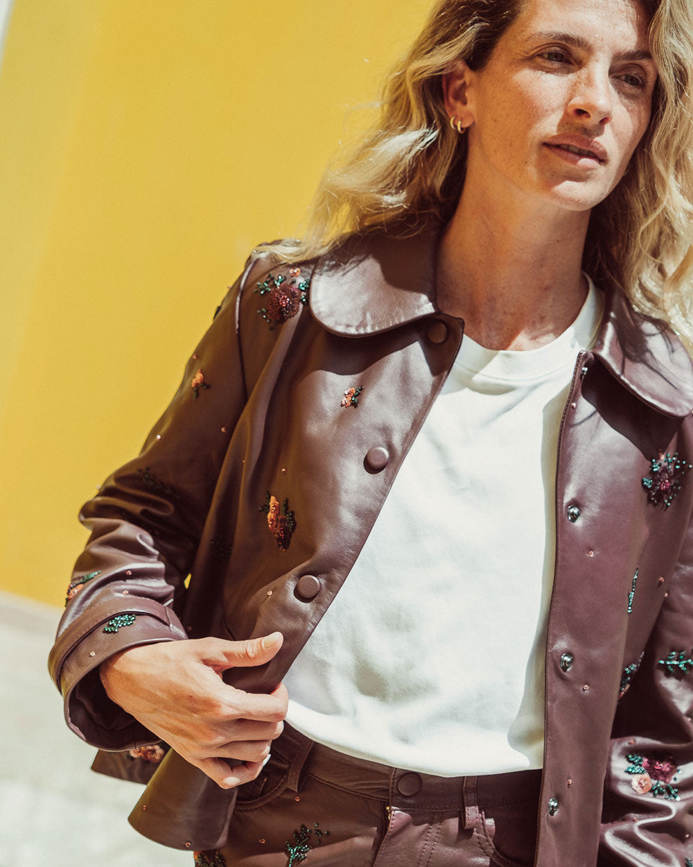 Chaqueta de cuero natural burdeo para mujer de corte recto con cuello redondo y bordados florales hechos a mano de la colección Her Story moda sostenible urco.