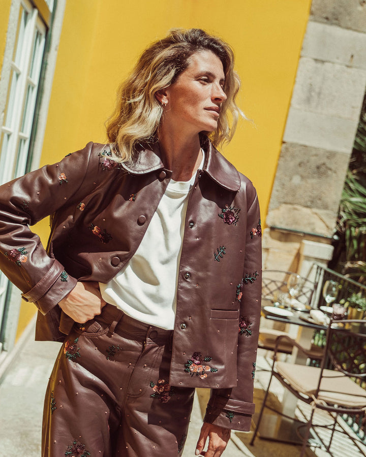 Chaqueta de cuero natural burdeo para mujer de corte recto con cuello redondo y bordados florales hechos a mano de la colección Her Story moda sostenible urco.