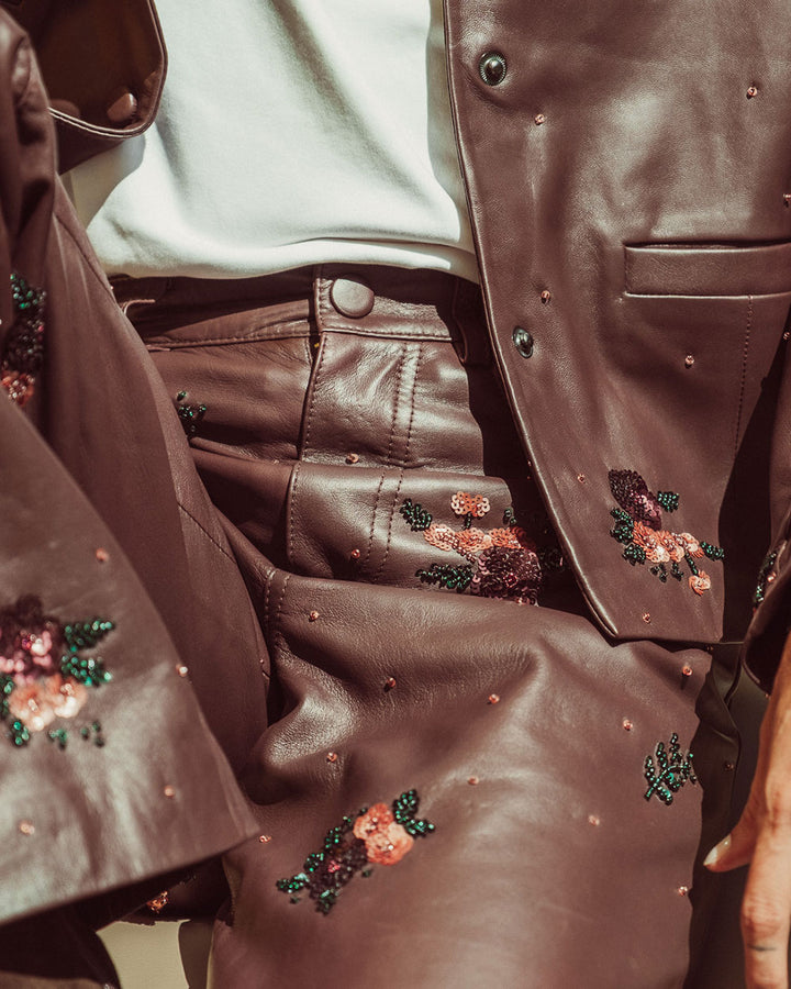 Pantalón sastrero de cuero natural burdeo para mujer con corte recto y bordados florales hechos a mano de la colección Her Story moda sostenible urco.