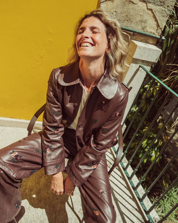 Pantalón sastrero de cuero natural burdeo para mujer con corte recto y bordados florales hechos a mano de la colección Her Story moda sostenible urco.