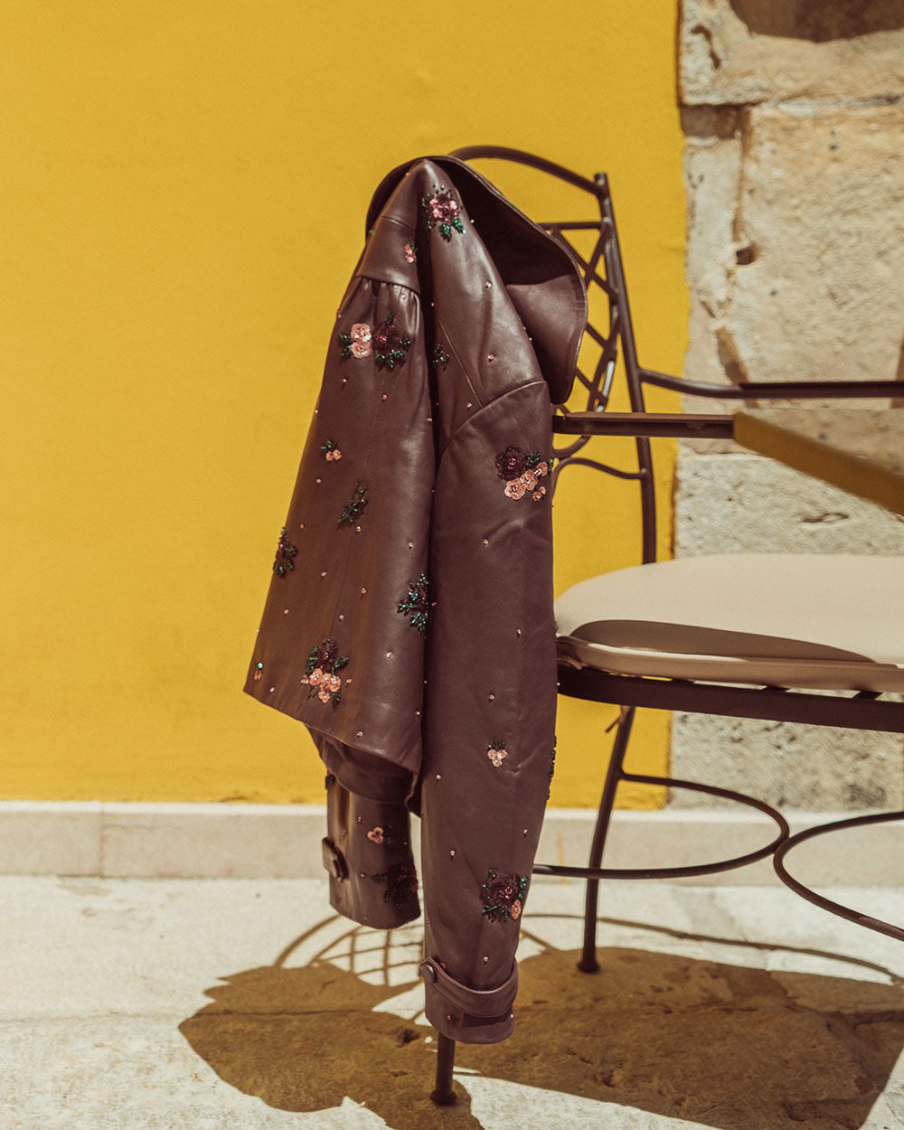 Chaqueta de cuero natural burdeo para mujer de corte recto con cuello redondo y bordados florales hechos a mano de la colección Her Story moda sostenible urco.