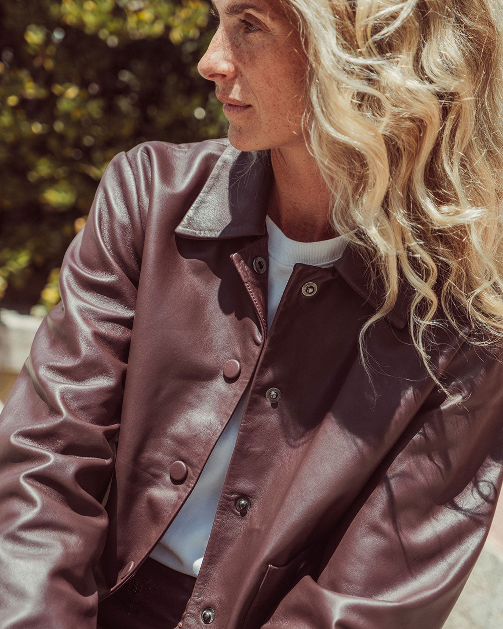 Chaqueta de cuero natural chocolate para mujer de corte recto con vuelo peplum recogido y broches metálicos de la colección Her Story moda sostenible urco.
