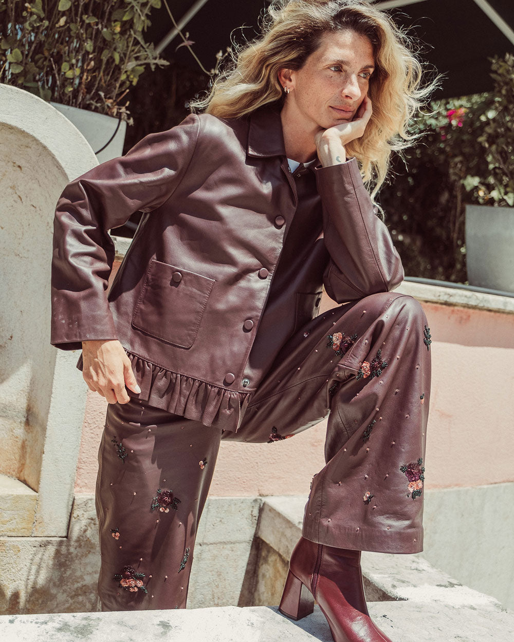 Chaqueta de cuero natural chocolate para mujer de corte recto con vuelo peplum recogido y broches metálicos de la colección Her Story moda sostenible urco.