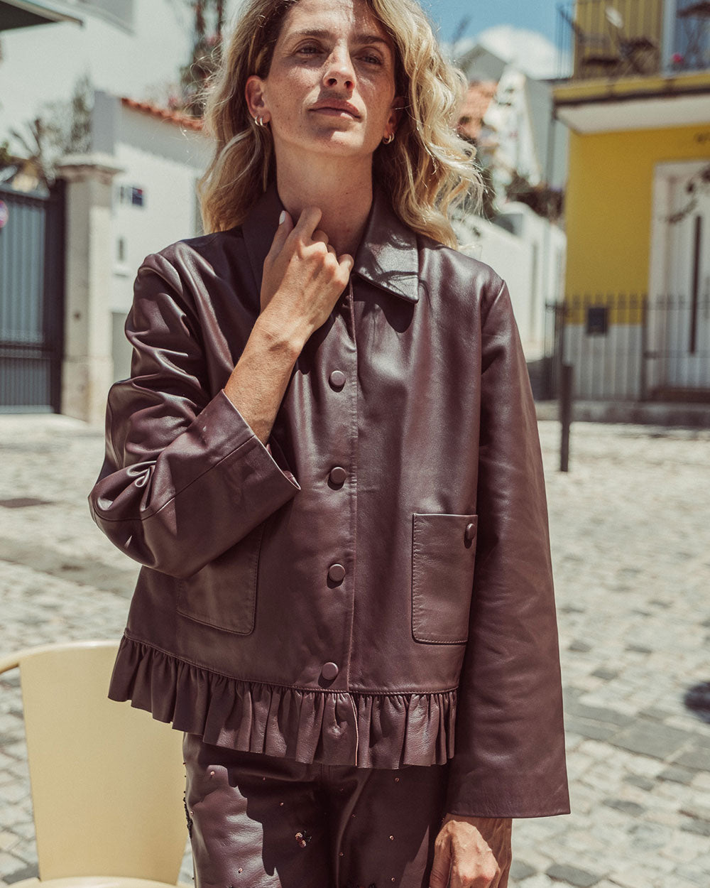 Chaqueta de cuero natural chocolate para mujer de corte recto con vuelo peplum recogido y broches metálicos de la colección Her Story moda sostenible urco.