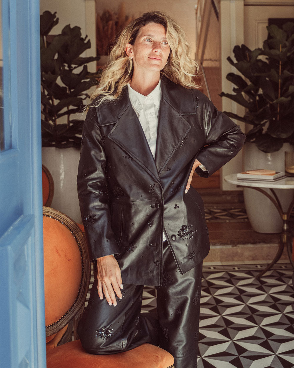 Chaqueta aviadora de cuero natural negro para mujer con solapas anchas y bordados florales hechos a mano de la colección Her Story moda sostenible urco.
