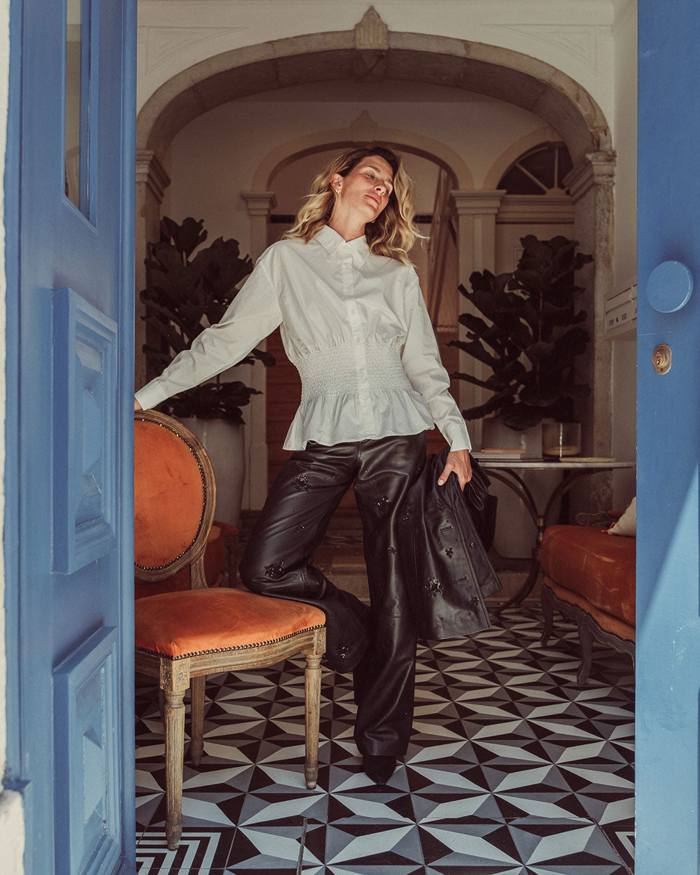 Pantalón sastrero de cuero natural negro para mujer con corte recto y bordados florales hechos a mano de la colección Her Story moda sostenible urco.