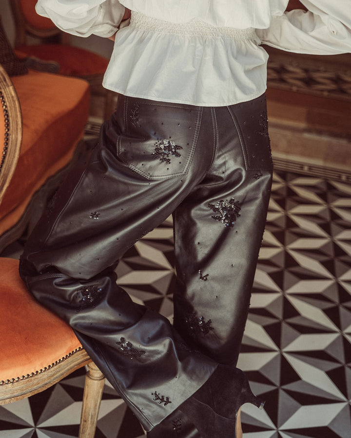 Pantalón sastrero de cuero natural negro para mujer con corte recto y bordados florales hechos a mano de la colección Her Story moda sostenible urco.