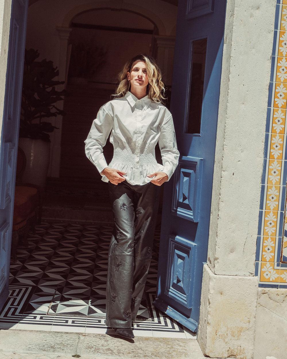 Pantalón sastrero de cuero natural negro para mujer con corte recto y bordados florales hechos a mano de la colección Her Story moda sostenible urco.
