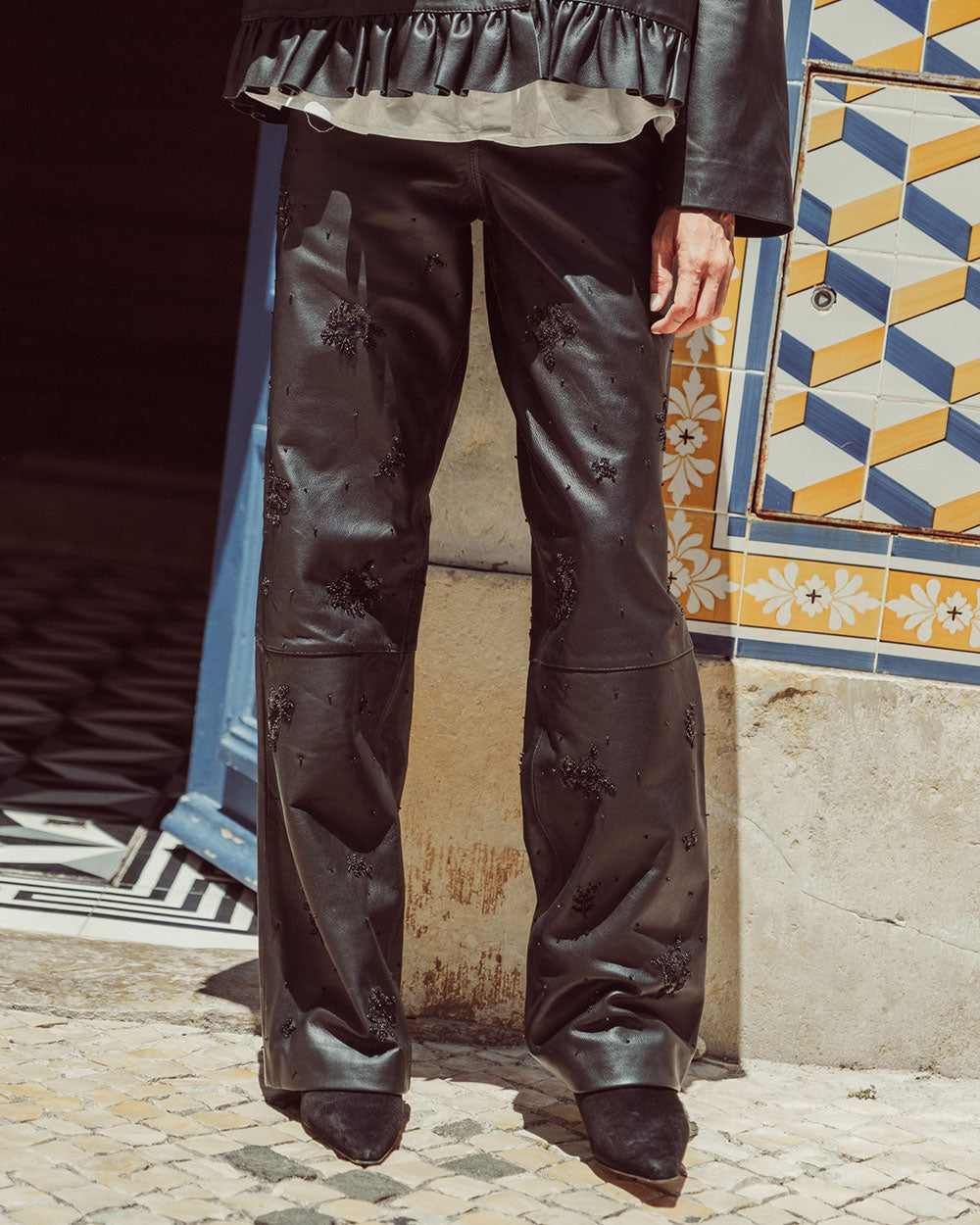 Pantalón sastrero de cuero natural negro para mujer con corte recto y bordados florales hechos a mano de la colección Her Story moda sostenible urco.