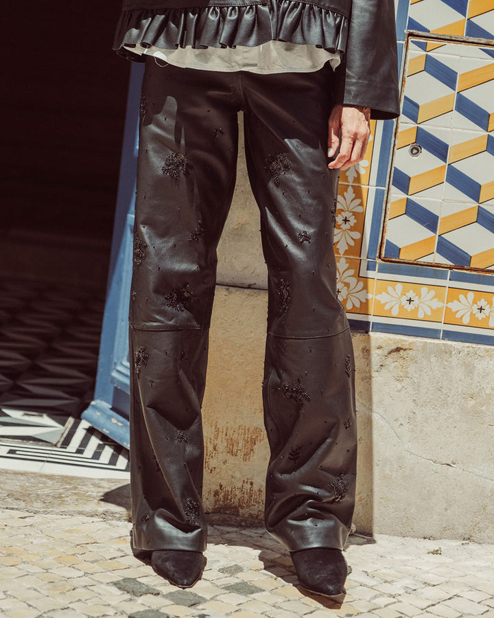 Pantalón sastrero de cuero natural negro para mujer con corte recto y bordados florales hechos a mano de la colección Her Story moda sostenible urco.