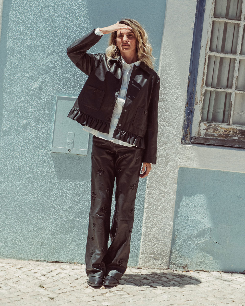 Pantalón sastrero de cuero natural negro para mujer con corte recto y bordados florales hechos a mano de la colección Her Story moda sostenible urco.