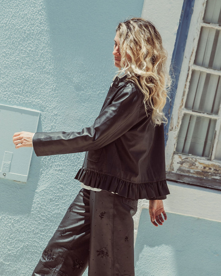 Pantalón sastrero de cuero natural negro para mujer con corte recto y bordados florales hechos a mano de la colección Her Story moda sostenible urco.