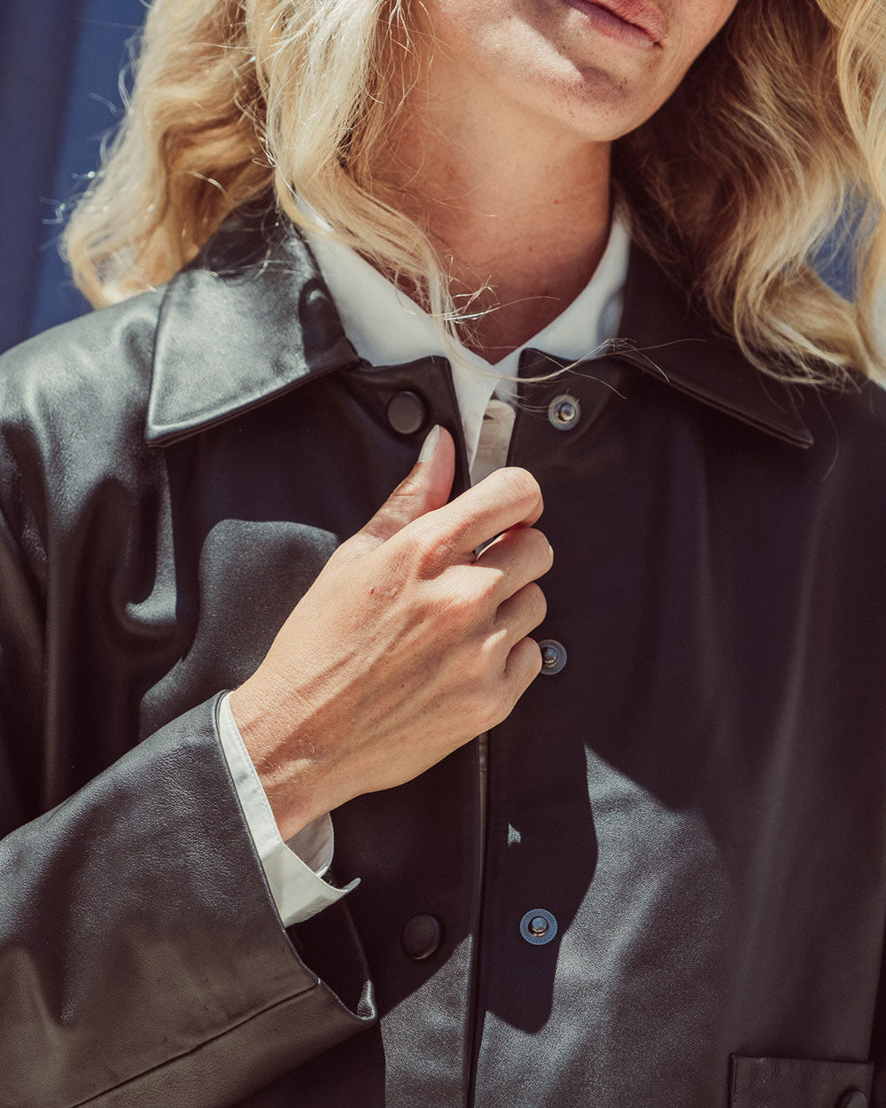 Chaqueta de cuero natural negro para mujer de corte recto con vuelo peplum recogido y broches metálicos de la colección Her Story moda sostenible urco.