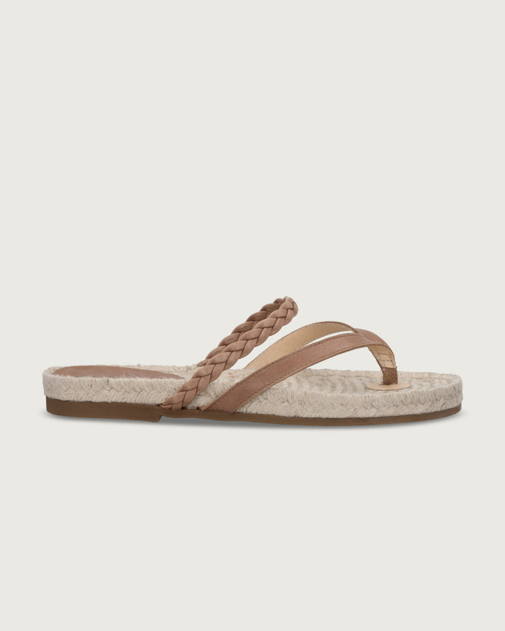 Sandalia plana Cayetana de cuero café con diseño trenzado y suela de yute natural Urco Label, calzado hecho en España.