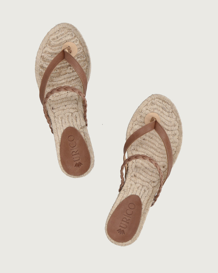 Sandalia plana Cayetana de cuero café con diseño trenzado y suela de yute natural Urco Label, calzado hecho en España.