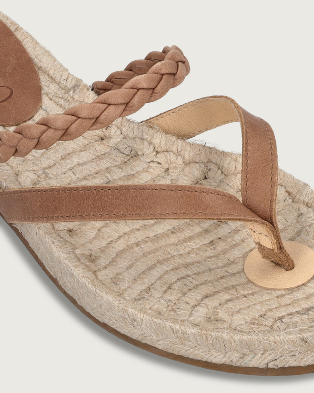 Sandalia plana Cayetana de cuero café con diseño trenzado y suela de yute natural Urco Label, calzado hecho en España.